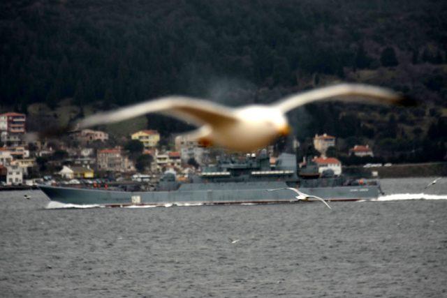 Rus savaş gemileri Çanakkale Boğazı’ndan geçti