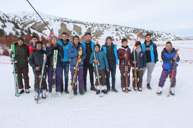 Afgan çocuklar Türkiye'ye uyum için kayak öğreniyor