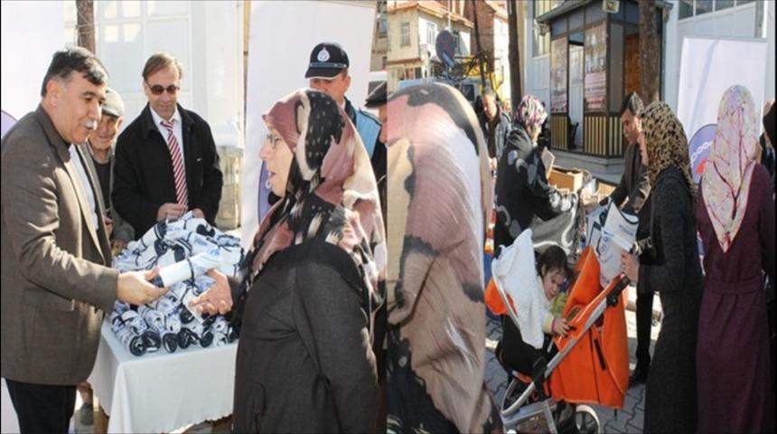 Emet Belediyesi &ccedil;anta dağıttı