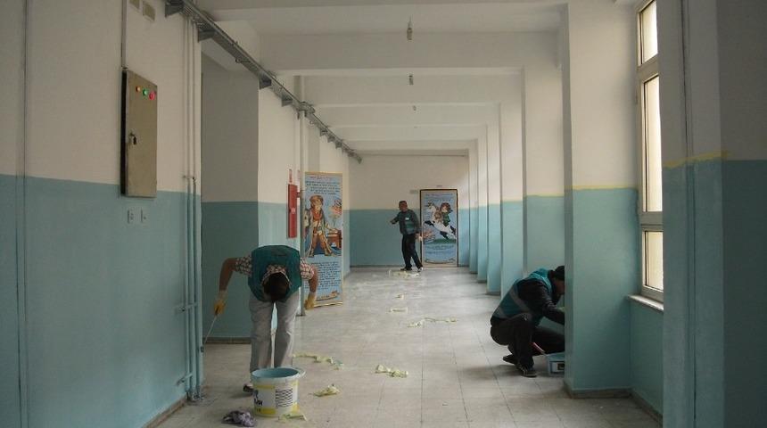 Denetimli Serbestlik y&uuml;k&uuml;ml&uuml;leri okullarda temizlik ve tadilat yaptı