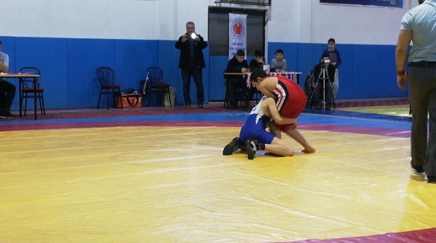 Aslanapalı g&uuml;reş&ccedil;ilerden 2 madalya