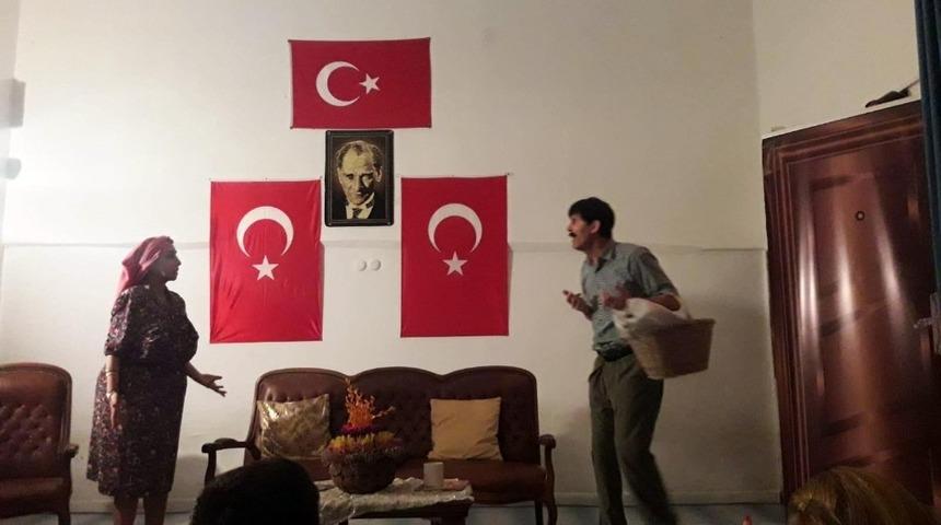 Ahmet &Ccedil;evik Tiyatrosu "Ka&ccedil;amak Ya Da Ka&ccedil;amamak" Akseki&rsquo;de