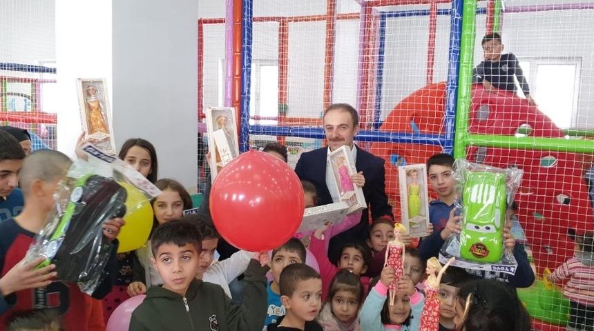 Başkan Epcim&rsquo;den &ccedil;ocuklara hediye