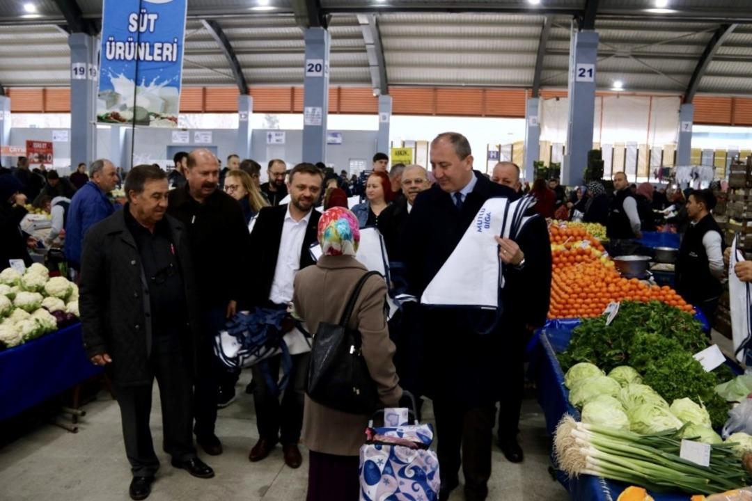 Başkan Işık, Kapalı Pazaryeri&rsquo;nde bez torba dağıttı