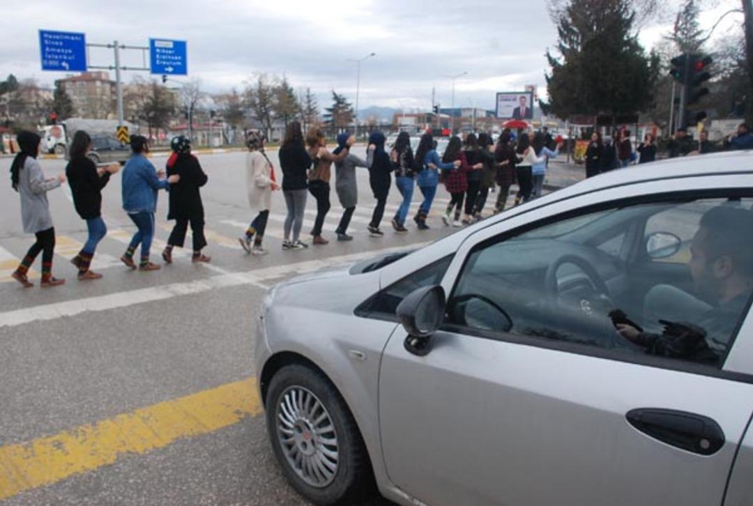 Yaya ge&ccedil;idinde halay &ccedil;ektiler