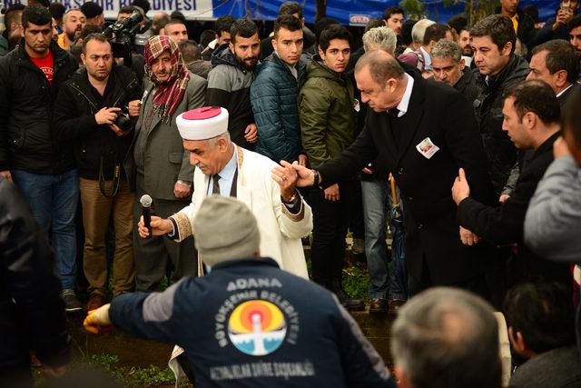 Fatih Terim in babası, son yolculuğuna uğurlanıyor (4) 2