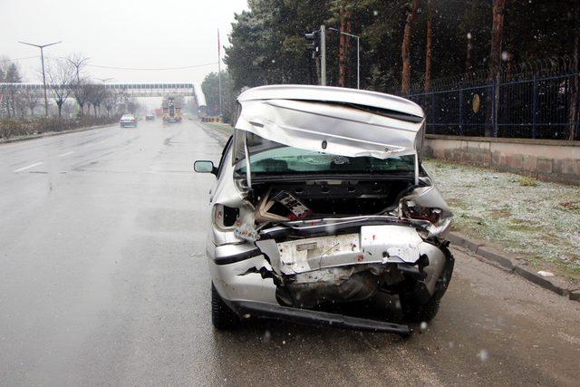 Bolu'da kırmızı ışıkta kaza: 1'i bebek 5 yaralı