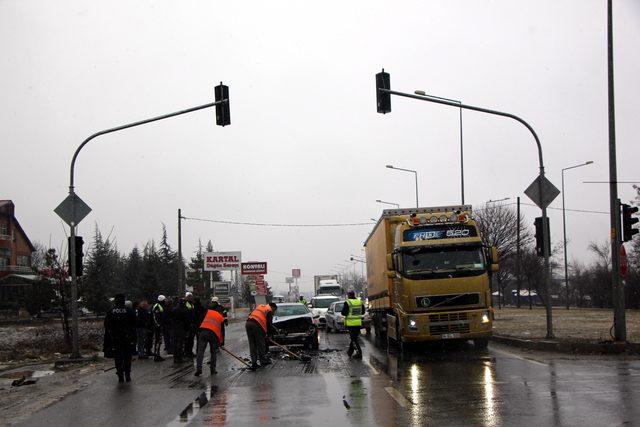 Bolu'da kırmızı ışıkta kaza: 1'i bebek 5 yaralı