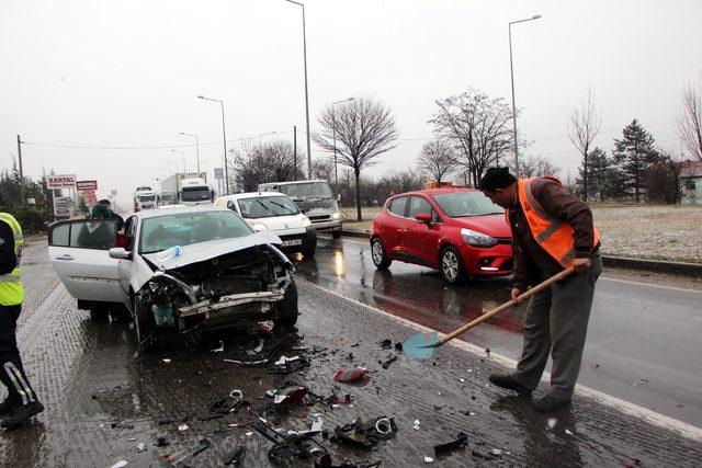 Bolu'da kırmızı ışıkta kaza: 1'i bebek 5 yaralı