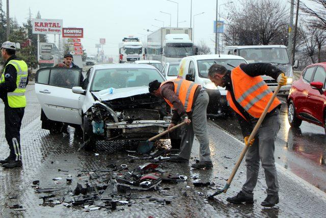 Bolu'da kırmızı ışıkta kaza: 1'i bebek 5 yaralı