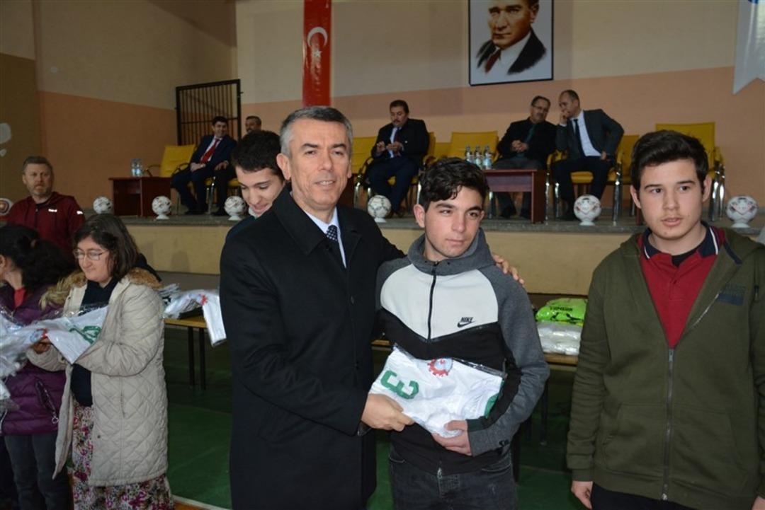 Futsal şenliği malzeme dağıtım t&ouml;reni yapıldı