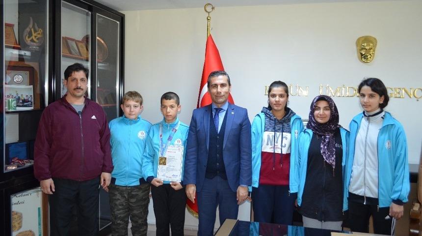 Atıcılık sporcuları sevin&ccedil;lerini M&uuml;d&uuml;r Keleş ile paylaştı