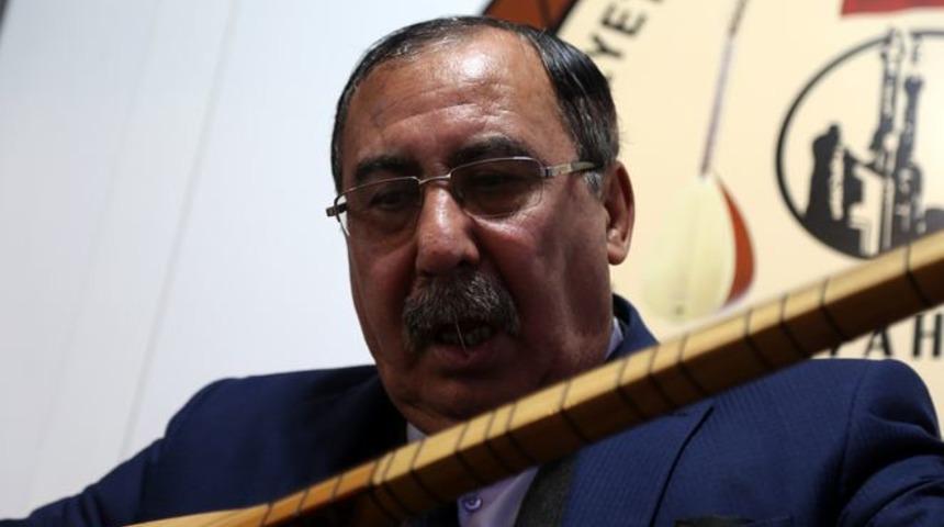 40 yıldır iki dudağının arasındaki iğne ile yaşıyor!