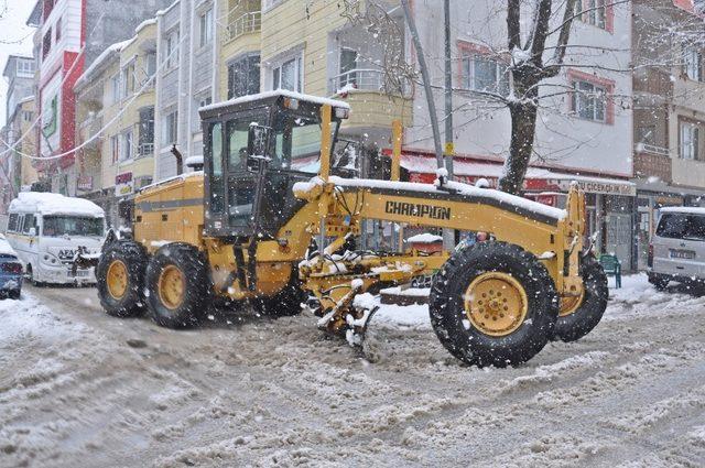 Gölbaşı ilçesinde kar temizleme çalışmaları devam ediyor