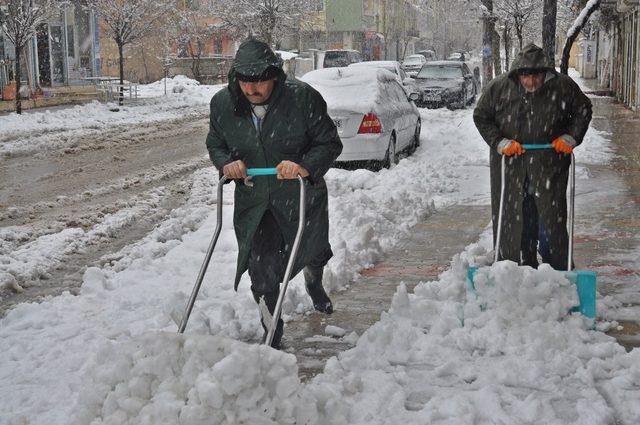 Gölbaşı ilçesinde kar temizleme çalışmaları devam ediyor