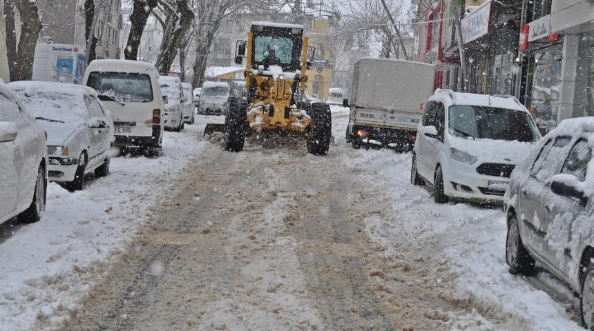 G&ouml;lbaşı il&ccedil;esinde kar temizleme &ccedil;alışmaları devam ediyor