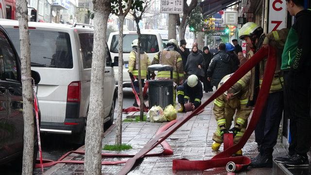 Fatih’teki yangında mahsur kalan 2 kişiyi itfaiye ekipleri kurtardı