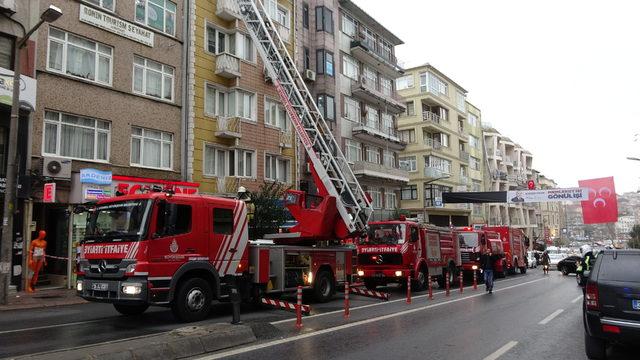 Fatih’teki yangında mahsur kalan 2 kişiyi itfaiye ekipleri kurtardı