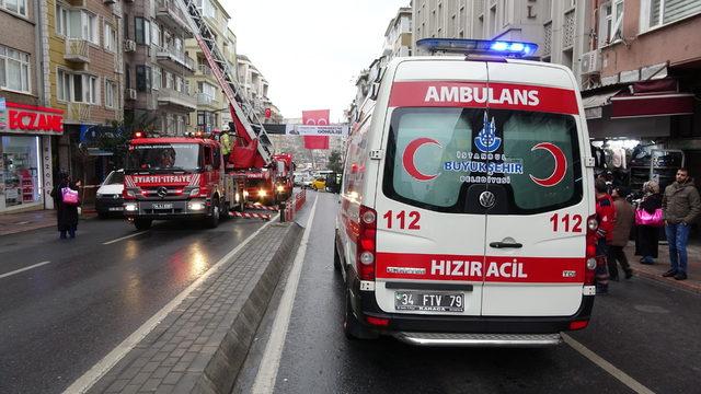 Fatih’teki yangında mahsur kalan 2 kişiyi itfaiye ekipleri kurtardı