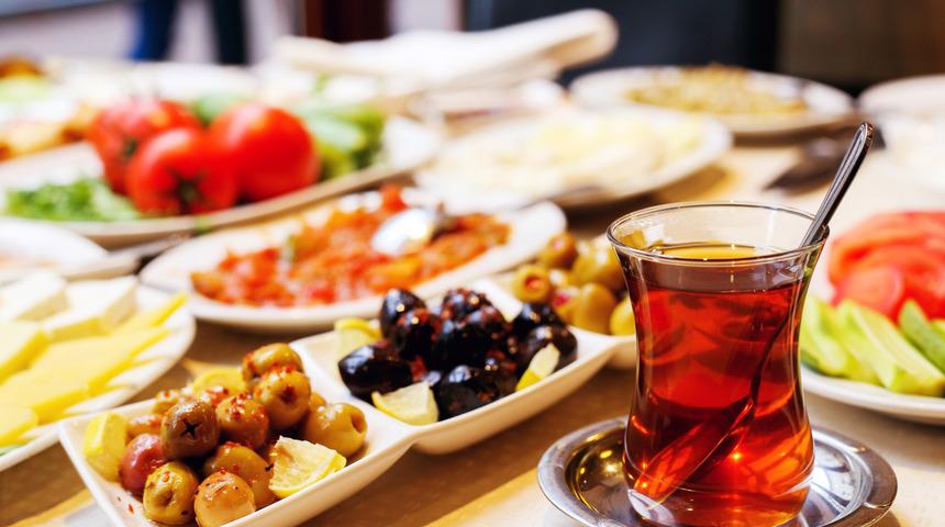 "Sahurda &ccedil;ok yiyen az acıkır mantığı yanlış"