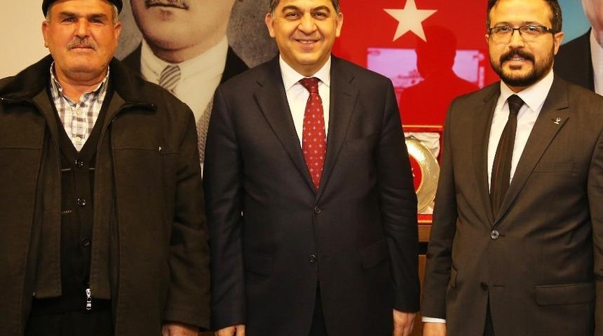 &Ccedil;ay davetine icabet etti, partiye &uuml;ye oldu dediler