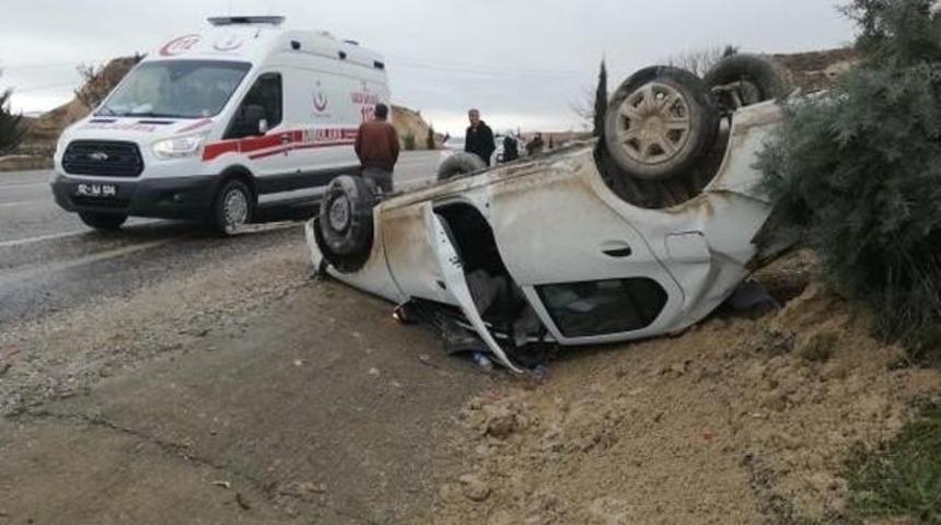 Lastiği patlayan otomobil takla attı: 2 Yaralı