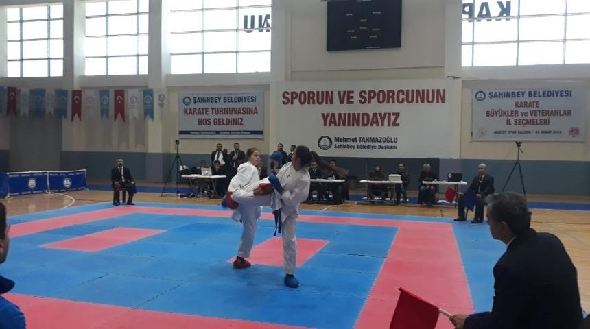 Şahinbey&rsquo;de b&uuml;y&uuml;kler ve veteranlar karete turnuvası d&uuml;zenlendi