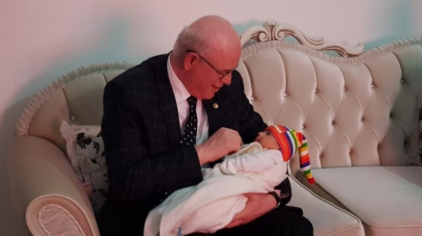 Başkan Kazım Kurt&rsquo;un Hoş Geldin Bebek ziyaretleri s&uuml;r&uuml;yor