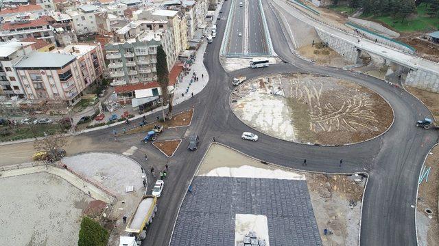 Turgutlu’daki kavşak projesinin yan yolları da hizmete girdi