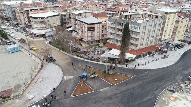 Turgutlu’daki kavşak projesinin yan yolları da hizmete girdi