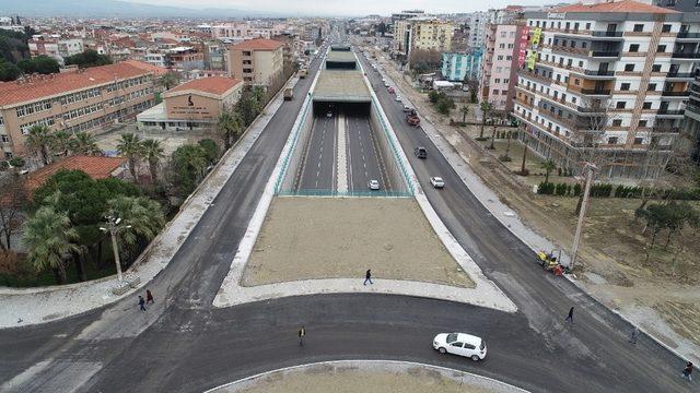 Turgutlu’daki kavşak projesinin yan yolları da hizmete girdi