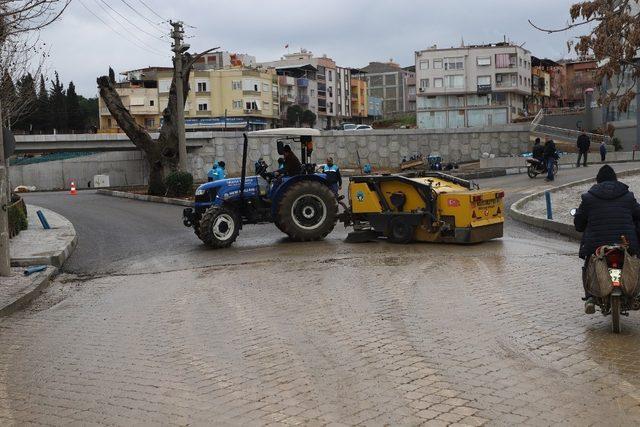 Turgutlu’daki kavşak projesinin yan yolları da hizmete girdi