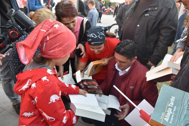 Aliağa Belediyesi’nden rekor kitap dağıtımı