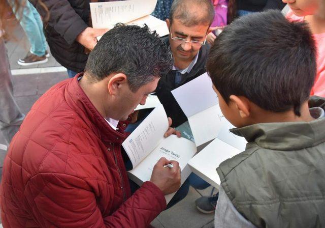 Aliağa Belediyesi’nden rekor kitap dağıtımı