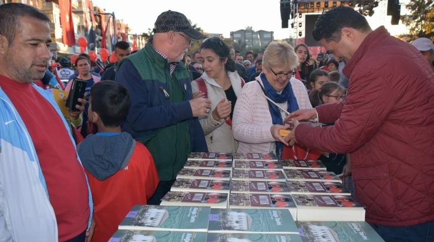 Aliağa Belediyesi&rsquo;nden rekor kitap dağıtımı