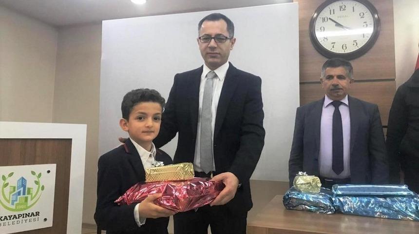 Kayapınar Belediyesi en &ccedil;ok kitap okuyan &ouml;ğrencileri &ouml;d&uuml;llendirdi