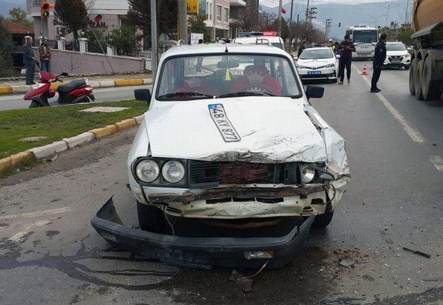 Milas’ta ışık ihlali yapan otomobil kaza yaptı; 1 yaralı