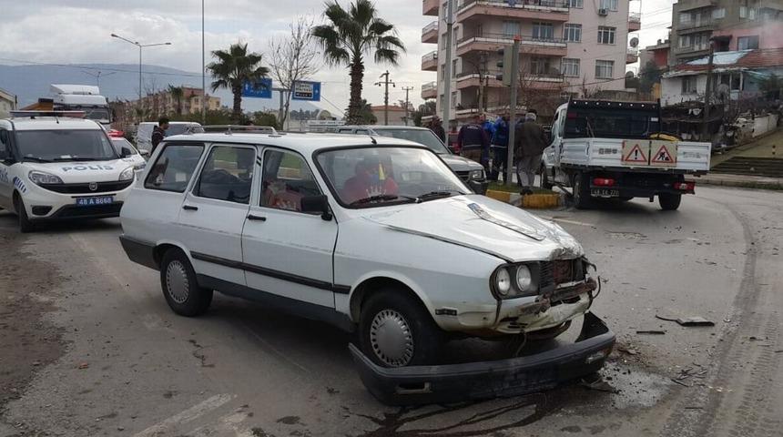 Milas&rsquo;ta ışık ihlali yapan otomobil kaza yaptı; 1 yaralı