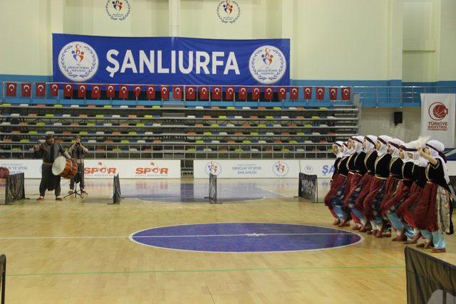 Öğrencilerin folklor gösterileri renkli görüntülere sahne oldu