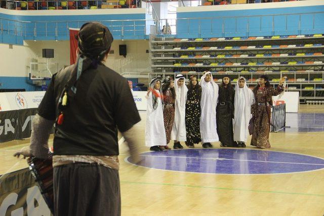 Öğrencilerin folklor gösterileri renkli görüntülere sahne oldu