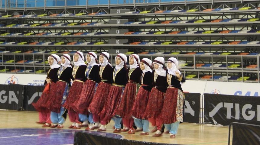 &Ouml;ğrencilerin folklor g&ouml;sterileri renkli g&ouml;r&uuml;nt&uuml;lere sahne oldu
