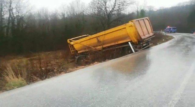 Virajı alamayan hafriyat kamyonu, dere yatağına uçtu