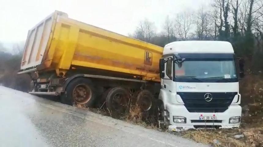Virajı alamayan hafriyat kamyonu, dere yatağına u&ccedil;tu