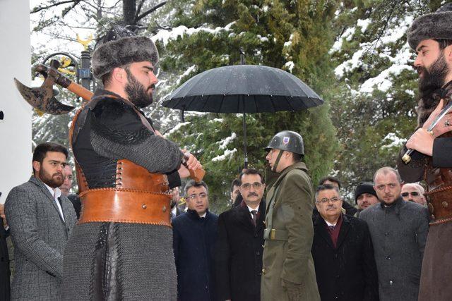 Bakan Dönmez, Ertuğrulgazi Türbesi'ni ziyaret etti