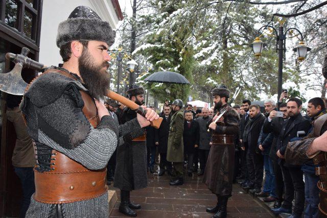 Bakan Dönmez, Ertuğrulgazi Türbesi'ni ziyaret etti