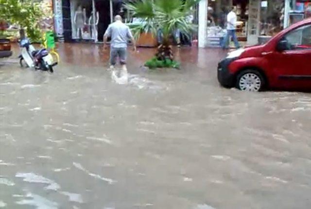 Yapılan çalışma sayesinde cadde esnafı aşırı yağışlardan etkilenmedi