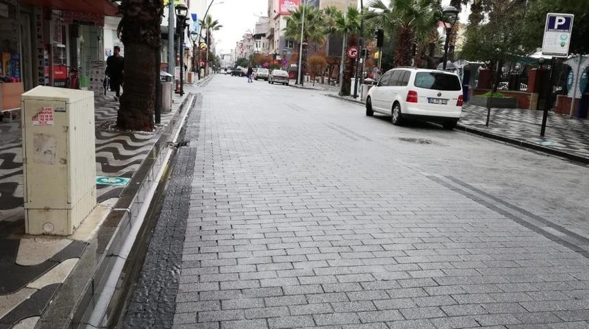 Yapılan &ccedil;alışma sayesinde cadde esnafı aşırı yağışlardan etkilenmedi