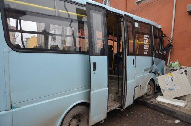 Ordu’da freni patlayan dolmuş duvara çarptı: 8 yaralı