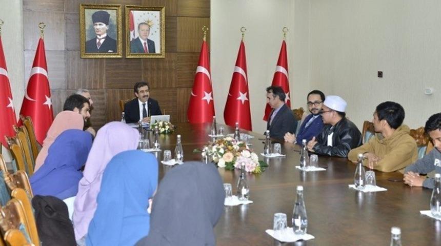 Malezyalı gen&ccedil;lerden Vali G&uuml;zeloğlu&rsquo;na ziyaret