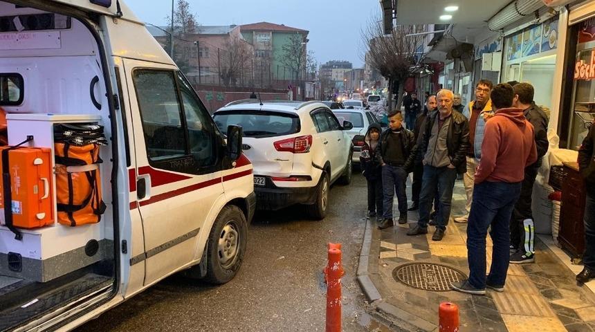 Kahta ilçesinde 4 aracın karıştığı zincirleme kaza